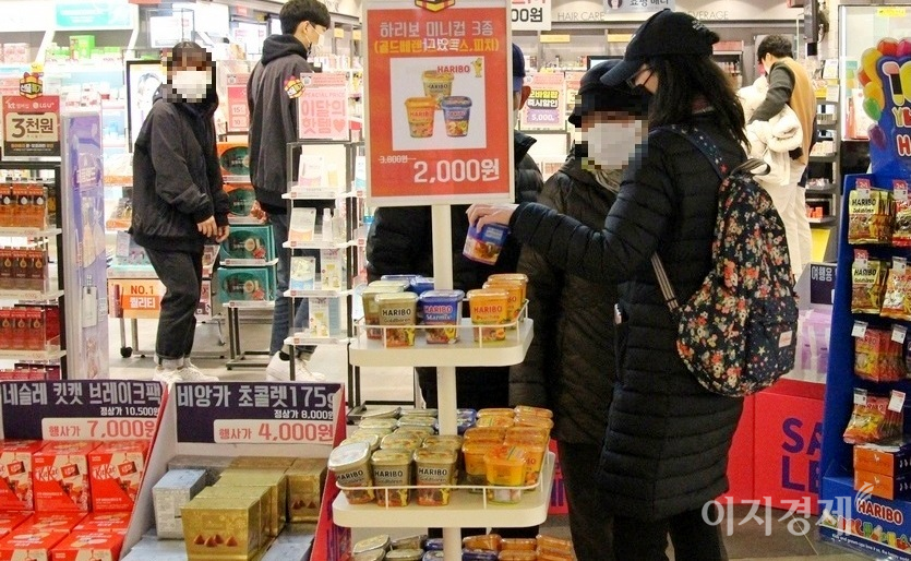 (위부터)꽃과 커피를 파는 가게, 건강과 미용 제품을 파는 가게에도 고객 발길이 끊이지 않고 있다. 사진=김보람 기자