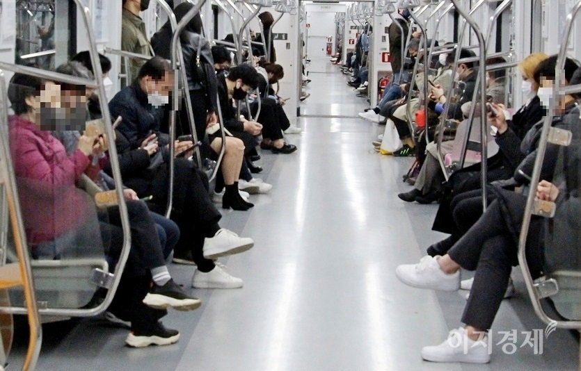 반면, 불특정 다수가 이용하는 밀폐 공간인 지하철은 이용 고객이 상대적으로 적다. 같은 날 오후 서울지하철 2호선 객차 안. 사진=김보람 기자