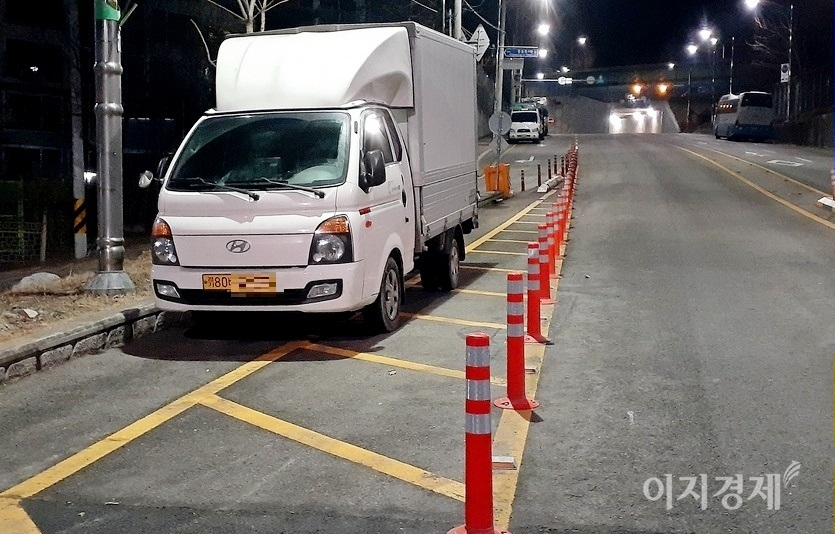 서울과 성남을 가르는 헌릉로에 이어 성남시 수정구 수정로와 이어진 중원구 순환로에서 금광동으로 빠지는 부근 안전지대. 용달차량은 항상 이곳에서 밤을 지샌다. 사진=김보람 기자