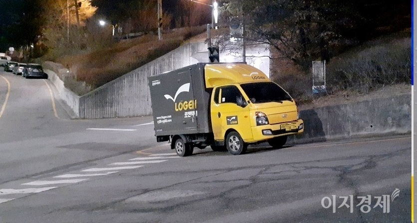 증원구 은행동에서 순환로로 오르는 길목은 주로 로젠택배 차량 차지다. 사진=김보람 기자