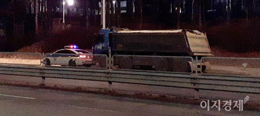 중원경찰서 소속으로 보이는 경찰차는 덤프 앞에 숨었다. 새벽이라 차량도 드물고, 과속이나 음주운전을 단속하는 것도 아니다. 경찰들이 순찰차 안에서 시간을 떼우는 셈이다. 사진=이민섭 기자