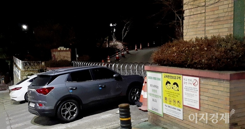 코로나19와 방학이 겹치면서 초등학생들이 등교를 하지 않는 점을 감안해 은행동 일부 주민의 차량은 중부초등학교 교문 앞에서 밤을 난다. 사진=이민섭 기자