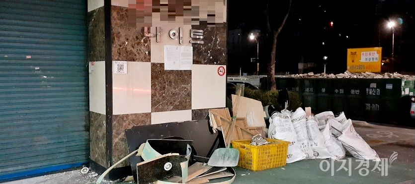 경기 성남시 중원구 산성대로 변에 있는 한 나이트. (위부터)이곳은 지난해 2월 자체 휴업에 들어간데 이어, 3월 코로나19의 대확산으로 영업을 하지 못했다. 그러다 지난해 중반 한달여간 영업을 재개했지만, 8월15일 이후 코로나19 2차 대확산으로 다시 문을 닫았다. 이곳에서 500여미터 떨어진 다른 나이트와 같은 해 10월 13일 문을 열었지만, 영업 재개시 한달도 안돼 3차 대확산으로 또 문을 닫았다. 지난해 11월부터 최근까지 영업을 하지 못하자, 이 나이트는 이번주부터 철거 작업에 들어갔다. 출입구 벽에는 성남시가 보낸 5인 이상 집합금지 대상 업소라는 공문이 붙어있다. 사진=김보람 기자