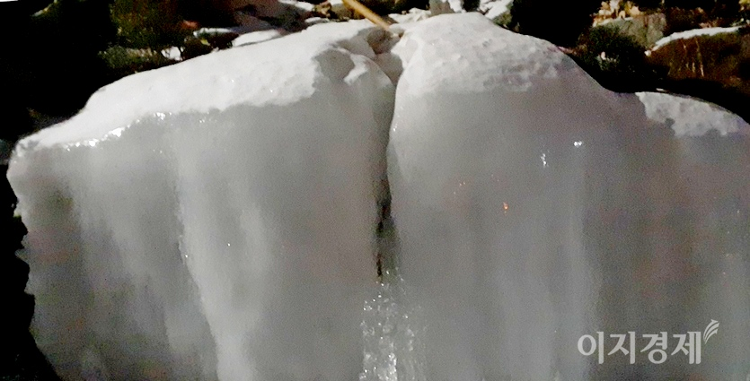 3일 입춘이 지나고 18일은 대동강 물이 풀린가는 우수지만, 17일 전국이 다시 꽁꽁 얼어붙었다. 이날 새벽 경기도 성남시 남한산성도립공원 골짜기 물이 얼어붙었다. 사진=김보람 기자