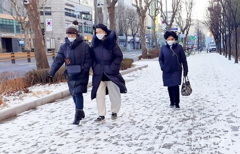 이날 아침 서울의 체감온도가 -20℃ 육박하자, 서울 서초구 방배로에서 출근길 시민들이 몸을 싸매고 종종걸음을 하고 있다. 사진=김보람 기자
