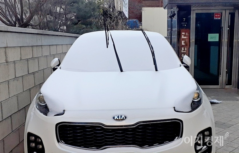 16일 오전 서울에 내린 눈으로 서울 서초구 한 주택에 주차된 차량의 와이퍼가 올려졌다. 사진=이민섭 기자