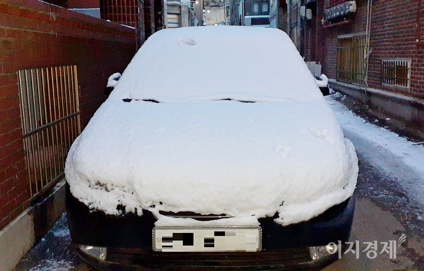 반면, 묵묵히 내리는 눈을 고스란히 받은 차량도 잡혔다. 사진=이민섭 기자