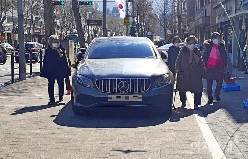 이는 엄연한 불법 주차로 과태료(4만원) 대상이다. 오른쪽 경계석 안쪽이 사유지라, 주정차를 하려면 이곳에 해야 한다. 사진=문룡식 기자