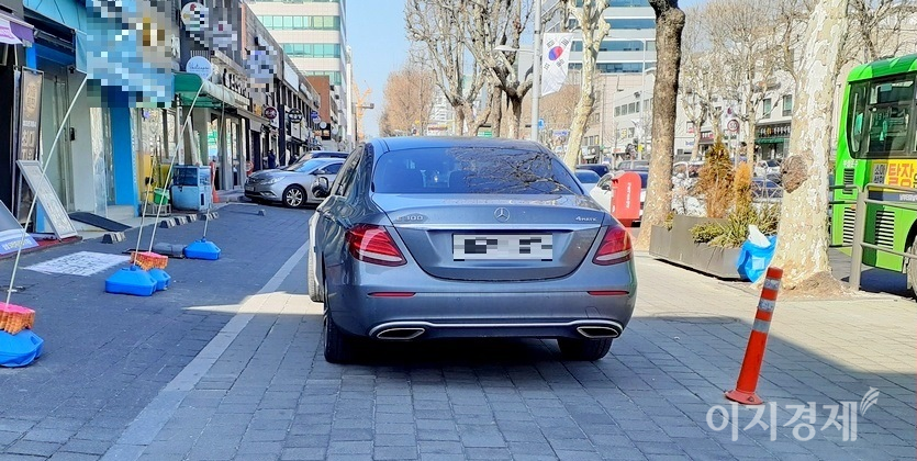기자가 90분간 볼 일을 보고 난 후에도 벤츠는 인도에서 독야청청하고 있다. 정차가 아니라 주차인 셈이다. 사진=문룡식 기자