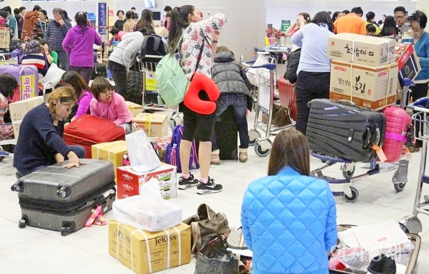 중국인 관광객들로 발디딜 틈이 없는 좁은 제주시 제주공항. 사진=이민섭 기자