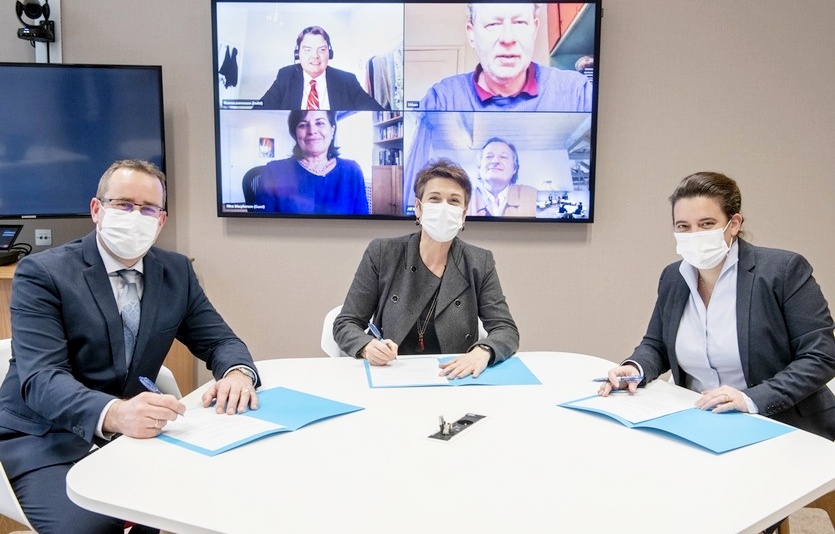 미쉐린의 (왼쪽부터)샌더 버뮬렌 부사장, 소니아 아티니안 프레두 수석부사장, 노에미 아쎄나 부사장 등이 협약서에 서명하고 있다. 모니터에는 엔바이로 (왼쪽 상단부터 시계방향으로)토마스 소렌슨 엔바이로 최고경영자, 어반 폴커 최고재무책임자, 알프 플룸비스트 이사회 의장, 니나 맥퍼슨 이사회 위원 등이 협약식에 참여했다. 사진=미쉐린