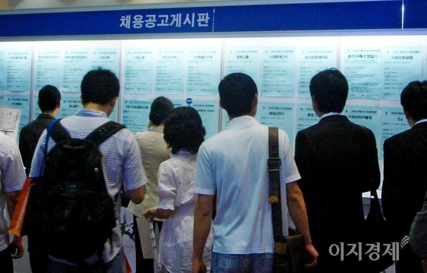 감염병 발생 전인 2019년 상반기 서울 삼성동 코엑스에서 열린 취업박람회에서 취준생들이 구직공고를 살펴보고 있다. 사진=문룡식 기자