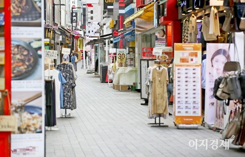 코로나19로 피해를 입은 자영업자의 상가 임대료를 깎아주는 ‘착한 임대인’에게 적용하는 세액 공제 적용 기한이 올해 말까지 연장된다. 서울 홍대 상가. 사진=문룡식 기자