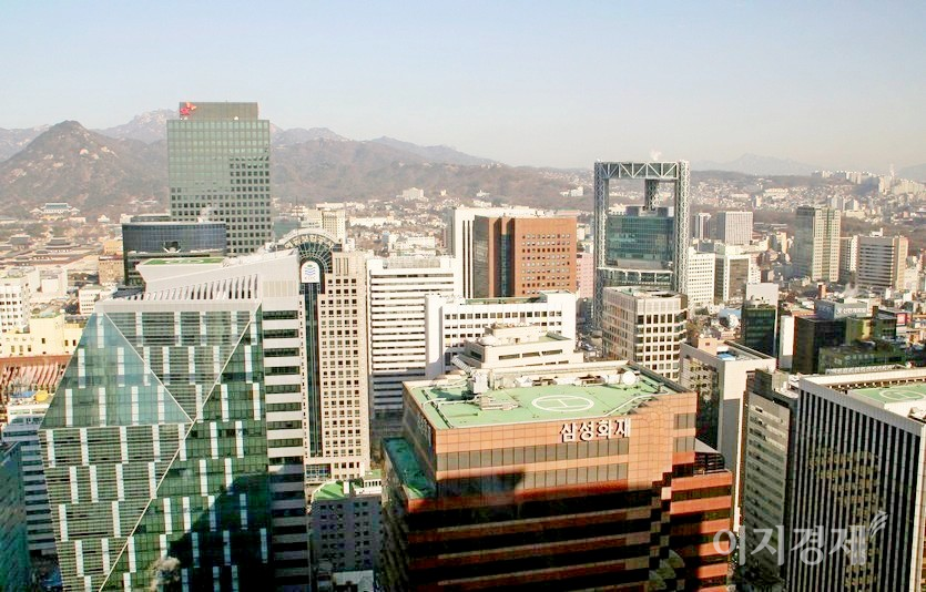 19일 코스피가 전거래일보다 20.96포인트 오른 3107.62에 장을 마감했다. 주요기업 본사가 자리한 서울 중구와 종로구 전경. 사진=양지훈 기자.