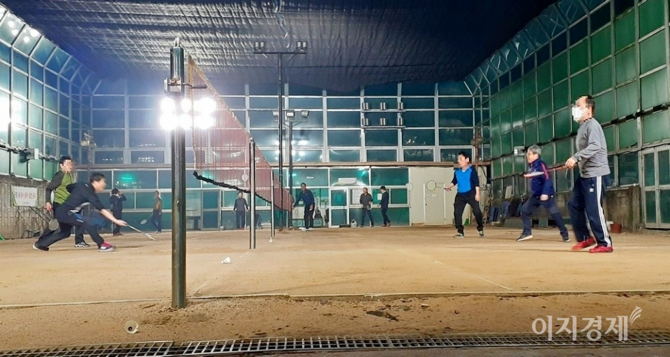 20일  이른 아침 성남시 중원구 황송공원에 각각 자리한 배드민턴장에는 인근 주민 10명이 마스크를 착용하지 않고 시설을 이용하고 있다. 사진=김보람 기자