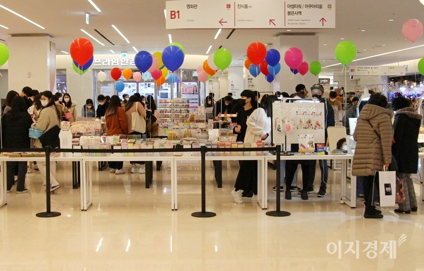 한 문구 업체가 새학기를 맞아 실시한 할인 행사정에 고객이 대거 몰리면서 거리두기는 무너졌다. 사진=김보람 기자