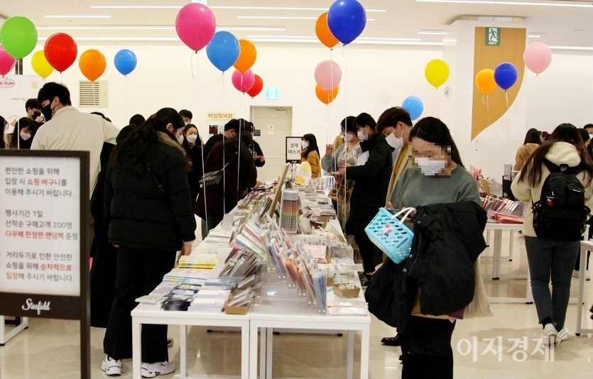 한 문구 업체가 새학기를 맞아 실시한 할인 행사정에 고객이 대거 몰리면서 거리두기는 무너졌다. 사진=김보람 기자