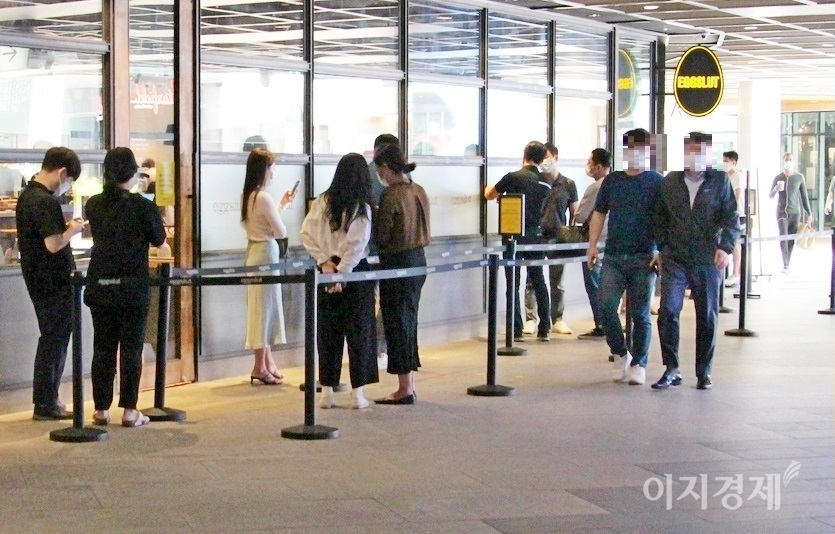 지난해 9월 코엑스 몰에서 각각 개점한 (위부터) 패스트푸드점과 인형 등 소품 판매점 개점 행사의 경우 고객들은 거리두기를 준수했다. 사진=김보람 기자