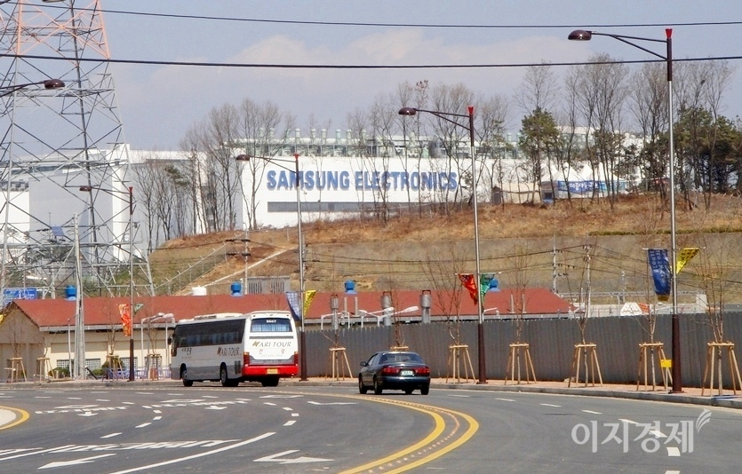 삼성전자의 실적 등락은 국내 전체 수출과 반도체 수출의 증감과 궤를 같이 한다. 삼성전자 경기도 용인 기흥반도체 공장. 사진=정수남 기자