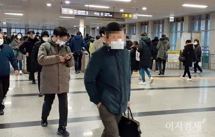 지하철 4호선에서 9호선으로 갈아타는 동작역의 경우 출퇴근 시간 11개의 환승게이트에서 동시 다발적으로 나오는 “마스크를 착용하세요”가 소음으로 부상했다. 사진=양지훈 기자