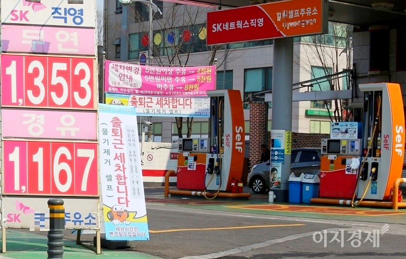 서울 송파대로 지하철8호선 문정역 구간에서 성남대로 분당선 가천대역까지 4.8㎞에는 모두 9개의 주유소가 성업했다. 현재 남은 7개 주유소 가운데 4곳이 셀프주유소다. (위부터)최근 셀프주유소로 전환한 송파구 주유소와 2010년대 중반 전환한 성남대로 주유소. 사진=정수남 기자