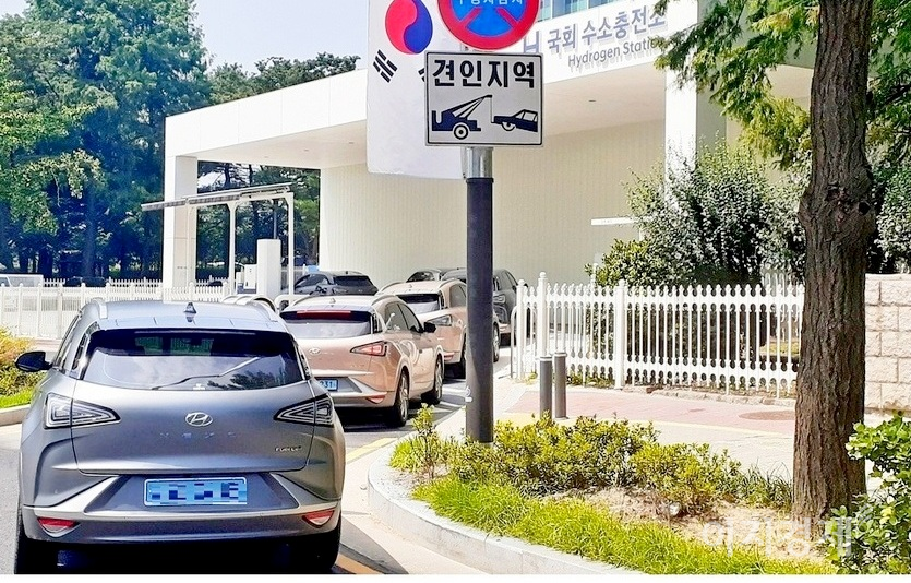 현대차 등 국산차 업체도 전기차 가격을 인하하기 위해 배터리 자체 생산을 서두를 전망이다. 현대차의 수소전기차 넥쏘가 서울 여의도 국회수소충전소에서 수소충전을 위해 대기하고 있다. 사진=정수남 기자