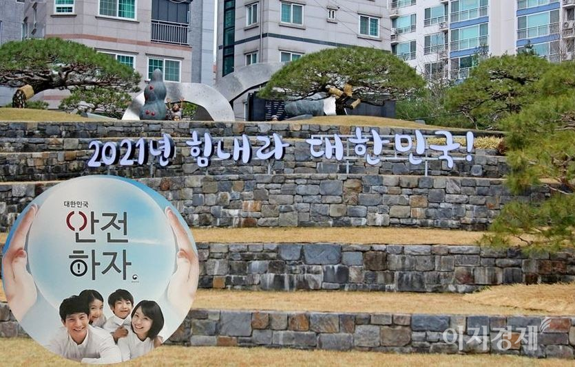 지난해 초부터 1년 넘게 대한민국을 괴롭힌 코로나19에 대해 민관이 대대적인 반격에 나섰다. 코로나19 백신 접종을 26일 아침부터 시작한 것. 서울 중구와 설치된 조형물과 정부가 내건 포스터, 사진=김보람 기자