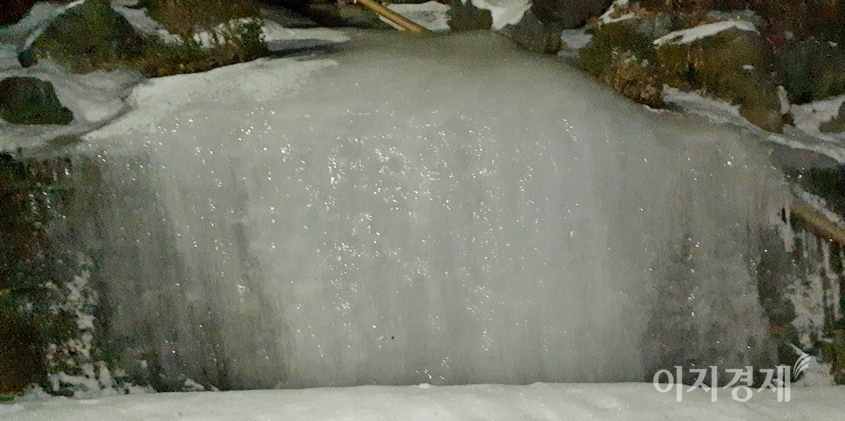 경기도 성남시 중원구 자혜공원 골짜기. (위부터)1월 얼음이 대부분 녹았다. 사진=김보람 기자