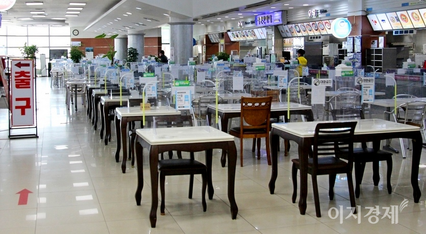 불특정 다수가 밀폐된 공간에서 함께 하는 휴게소 안 식당은 방명록 작성과 칸막이, 거리두기등 철저한 방역에도 불구하고 이용객이 업다. 사진=김보람 기자