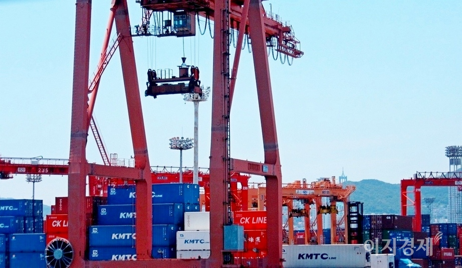 1월 우리나라의 수출입이 3개월 연속 증가세를 기록했다. 반도체와 자동차 등 효자 산업의 수출이 크게 늘고, 수출 단가가 올랐기 때문이다. 부산 컨테이너항 전경. 사진=이민섭 기자