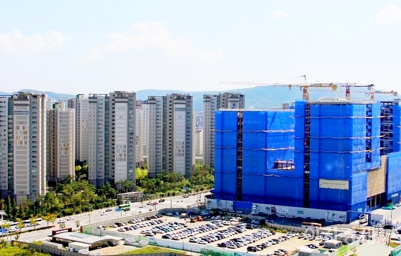 지난해 12월부터 코로나19 재확산 여파로 분양 일정을 연기한 아파트들이 이달부터 대거 분양에 나서면서 분양 물량이 전년 동월보다 2배 이상 늘었다. 경기도 성남시 판교. 사진=이민섭 기자