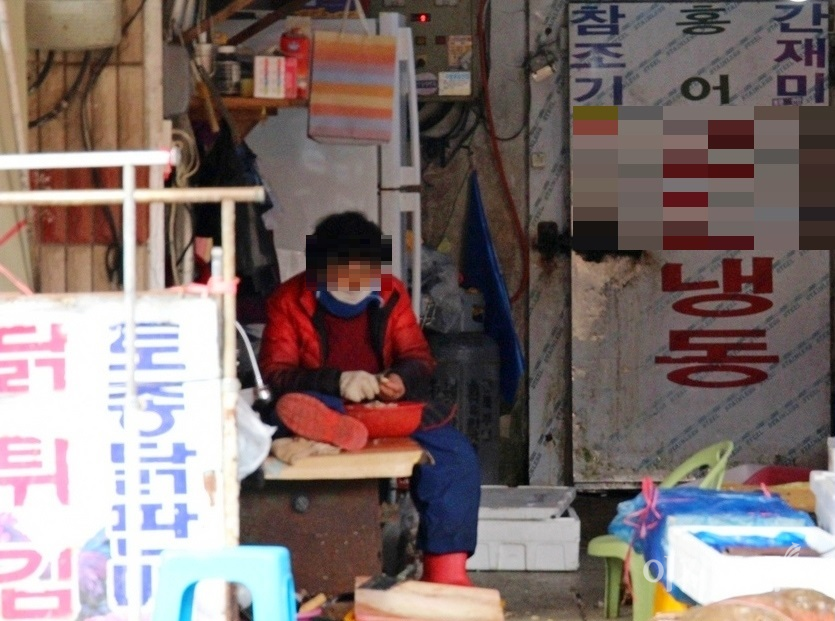 (위부터)육고기에서 해산물로 업종을 변경했지만, 가게를 찾는 손님은 없다. 떡집 주인도 하릴없이 스마트폰만 보고 있다. 덩그마니 놓인 가래떡이 떡집의 현수소이다. 사진=김보람 기자