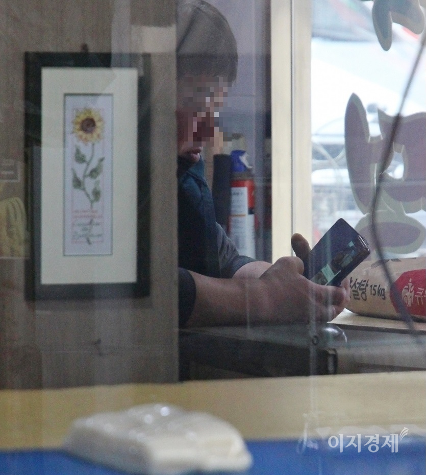 (위부터)육고기에서 해산물로 업종을 변경했지만, 가게를 찾는 손님은 없다. 떡집 주인도 하릴없이 스마트폰만 보고 있다. 덩그마니 놓인 가래떡이 떡집의 현수소이다. 사진=김보람 기자