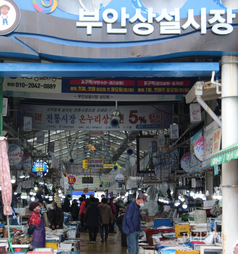 시장통에 있는 상설시장에만 손님이 조금 보인다. 사진=김보람 기자