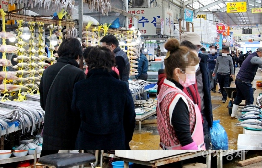 시장통에 있는 상설시장에만 손님이 조금 보인다. 사진=김보람 기자