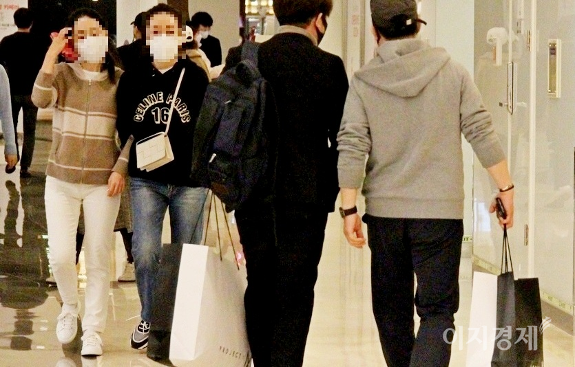 1월 국내 소비는 증가했으나, 산업생산은 감소했다. 서울 도심의 한 복합쇼핑몰에서 20대 남성이 의류을 구입하고 걸어가고 있다. 사진=이민섭 기자