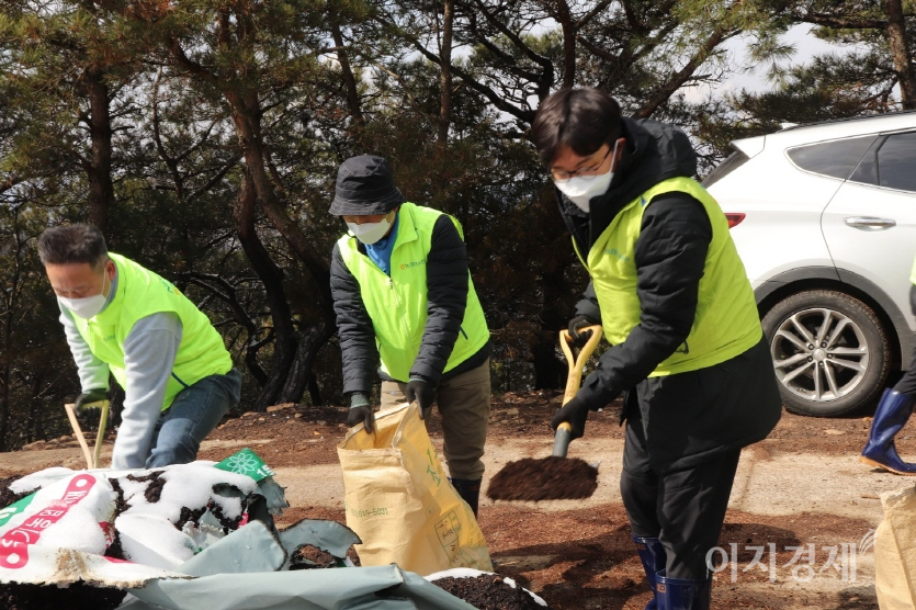 농협은행 임동순 부행장과 직원 30여명이 안동 산불 피해 농가에 생필품 등을 전달하고 재해 복구 작업을 일손을 보탰다. 사진=NH농협은행