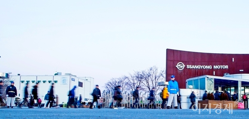 쌍용차는 모기업 인도 마힌드라가 지분 매각을 추진하면서, 세계 판매가 급감했다. 쌍용차 평택공장. 사진=쌍용차