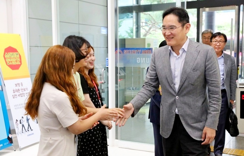 이재용 부회장은 2019년 반도체 업황이 바닥을 치자, 현장경영에 주력했다. 이 부회장이 같은 해 중반 삼성전자 천안사업장에서 임직원들과 만나는 모습. 사진=삼성전자