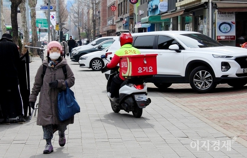 요기요 배달원이 서울 뱅배로 인도를 질주하더니…. 사진=김보람 기자