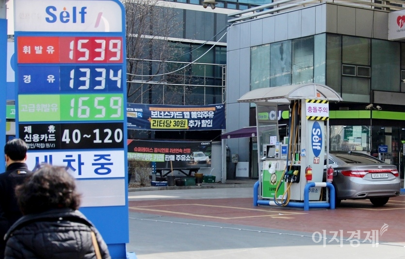 국내외 유가가 지속적으로 상승하고 있는 가운데 전국 주유소의 ℓ당 평균 휘발유와 경유 가격이 이르면 내주 각각 1500원, 1300원을 돌파할 전망이다. (위부터)서울 방배동과 성남 중원구에 있는 셀프주유소의 이번주 유가 현황. 사진=이민섭 기자