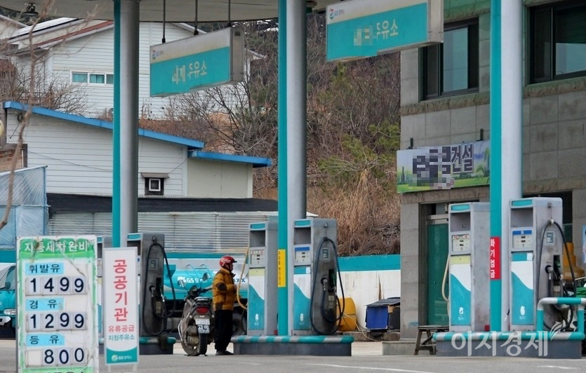 222=국내 유가는 앞으로도 꾸준히 오를 전망이다. (위부터)전북 부안과 경기 용인 죽전에 있는 일반주유소이 지난 주말 유가 현황. 사진=이민섭 기자