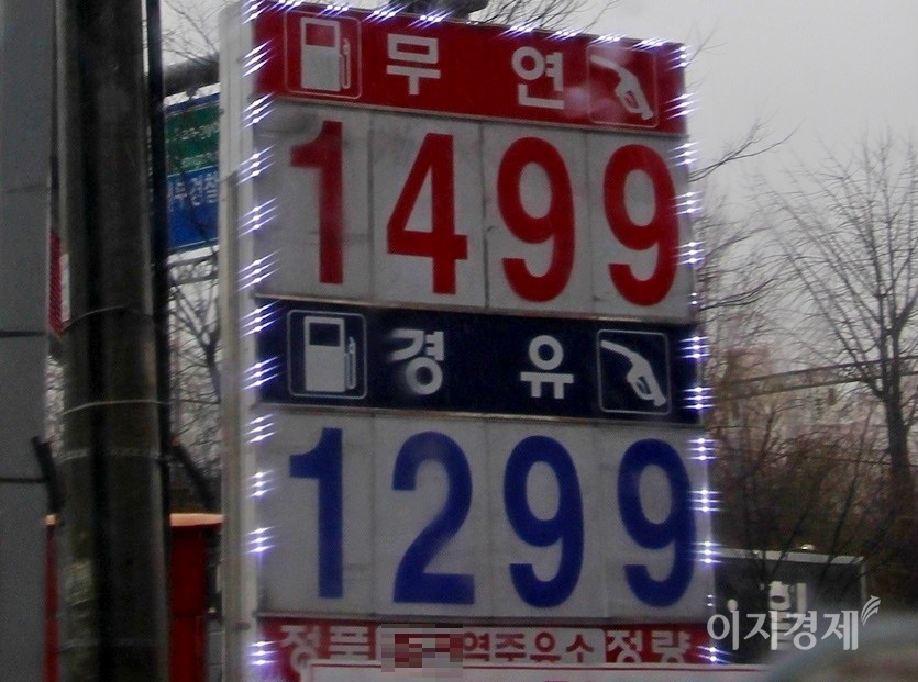 222=국내 유가는 앞으로도 꾸준히 오를 전망이다. (위부터)전북 부안과 경기 용인 죽전에 있는 일반주유소이 지난 주말 유가 현황. 사진=이민섭 기자
