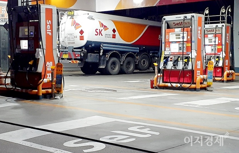 주유소들은 통상 주중에 기름을 들여와 주초에 가격 변동분을 판매 가격에 반영한다. 유가 상승기에 주말에 주유하는 게 이득인 이유이다. 사진=이민섭 기자