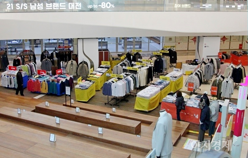 예닐곱개 의류브랜드가 남성복을 최고 80% 할인판매 하지만, 행사장을 찾은 고객은 손으로 꼽을 정도다. 사진=이보람 기자