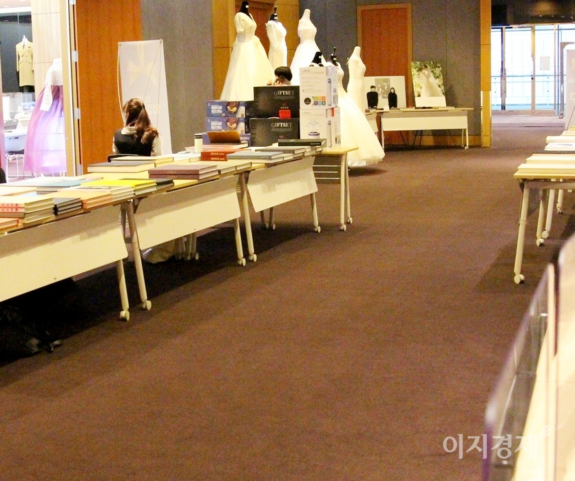 사회적 거리두기 완화로 최근 결혼식이 가능해지면서, 같은 장소에서 웨딩 관련 행사가 열렸지만, 행사장은 텅 비었다. 사진=김보람 기자