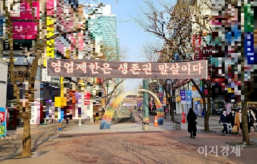 코로나19 창궐 이전까지 경기 안양시를 대표하는 번화가였던 ‘평촌 로데오거리’가 한산해졌다. 사진=양지훈 기자