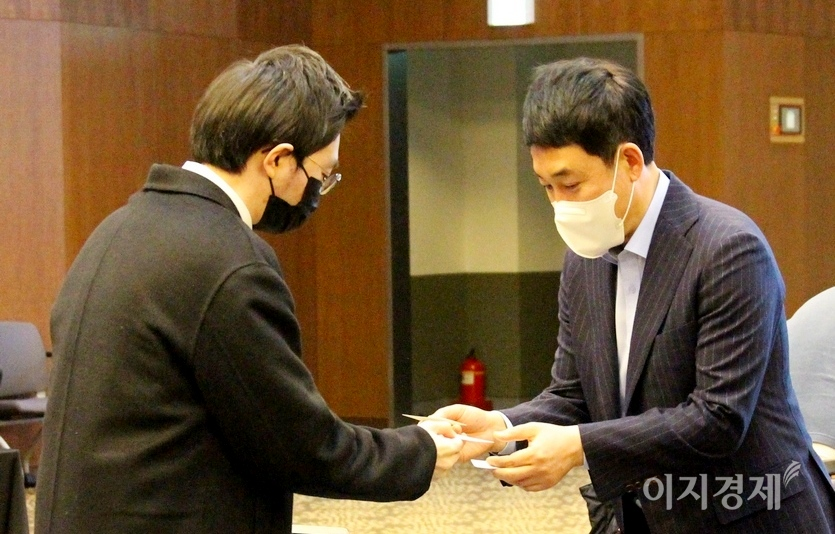 (위부터)이지홍 혼다코리아 대표가 이민섭 기자와 인사하고 있다. 이 대표가 안면이 있는 기자와 주먹 인사를 하고 있다. 사진=정수남 기자