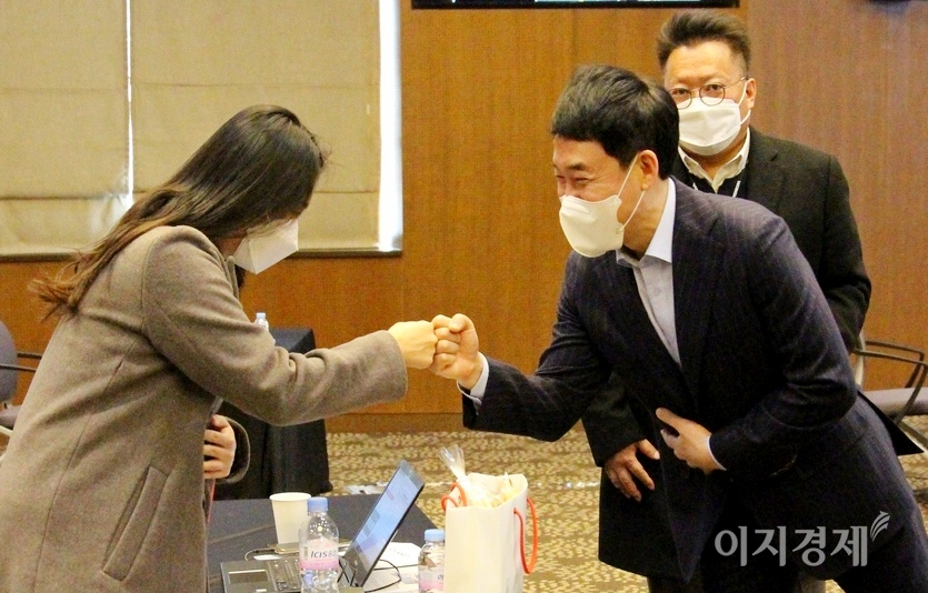 (위부터)이지홍 혼다코리아 대표가 이민섭 기자와 인사하고 있다. 이 대표가 안면이 있는 기자와 주먹 인사를 하고 있다. 사진=정수남 기자