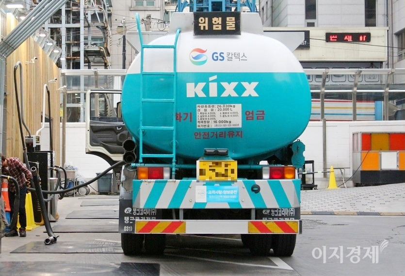 GS칼텍스의 지난해 실적 부진은 감염병의 세계적 확산과 정유사업 비중이 상대적으로 높은 게 원인이다. 서울 강남의 한 주유소가 기름을 들여고 있다. 사진=문룡식 기자